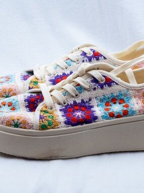 Dirty Laundry Crochet Platform Sneakers Multicolor Boho Embroidered Shoes sz 8